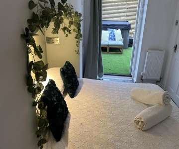 Town Centre Apartment With Hot Tub