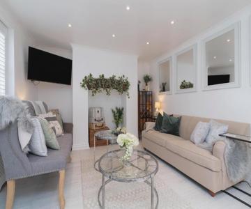 Central Apartment - With Patio And Sofa Bed!