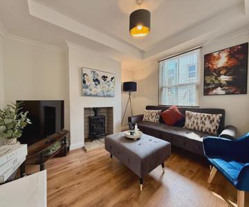 Private 2br House, Cheltenham Centre & Parking