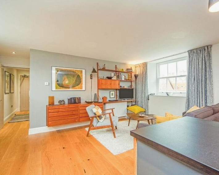 Stylish two bed flat, city centre, free parking