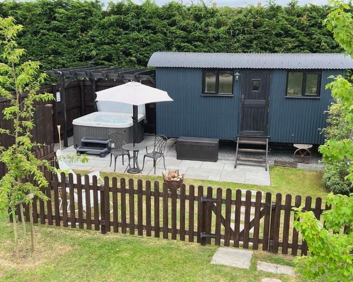 Shepherds Hut with Hot Tub