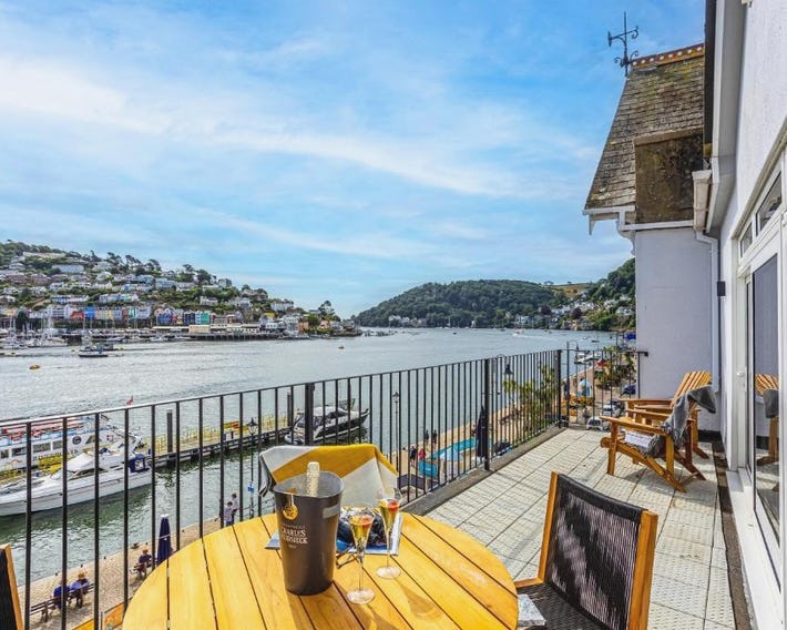 Harbourside 3 - Luxury Riverside Apartment