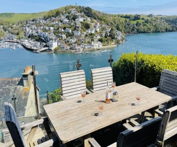Out To Sea - Stunning Views, Elevated Position With Onsite Parking