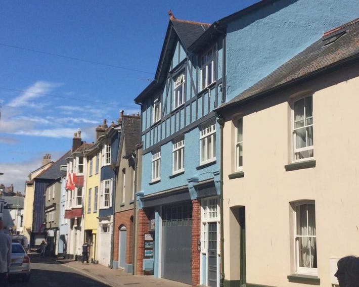 ROCKFERRY 3 Bed Central Apartment + parking permit