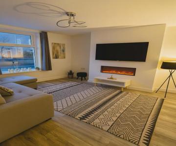 New Stylish Modern Home & Free Parking!