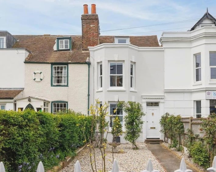Pilots Lodge by Deal Castle with free parking