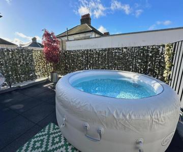 Central Eastbourne Escape With Rooftop Jacuzzi