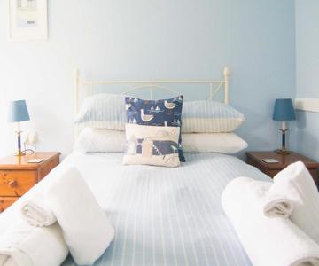 Beautiful & Peaceful Garden Retreat at 'The Lower Deck'