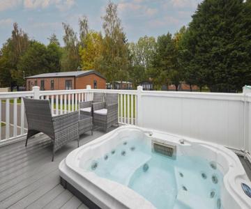 Teejay's Lodge with Hot Tub
