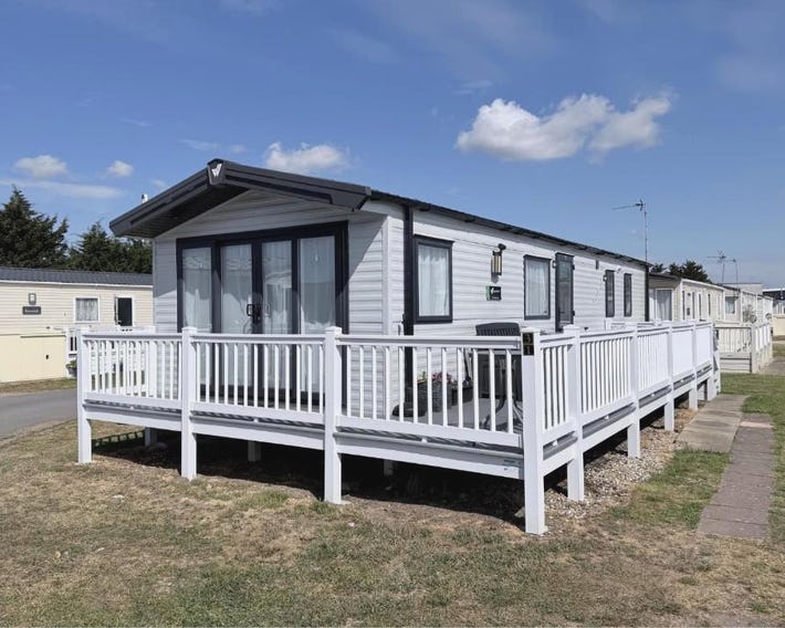 Stunning 6 Berth Caravan At Suffolk Sands Holiday Park Ref 45031G