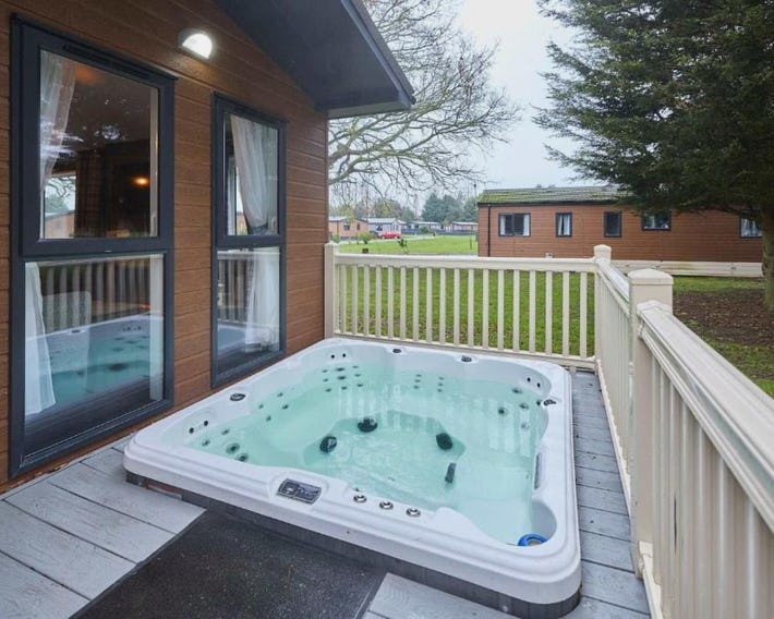 Oakwood Lodge with Hot Tub