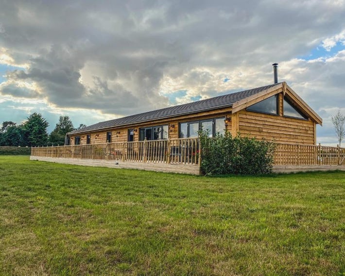 4Bed Lodge Sleeps8-Pet Friendly-Hot Tub-Log Burner
