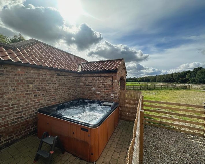 Granary cottage with HOT TUB