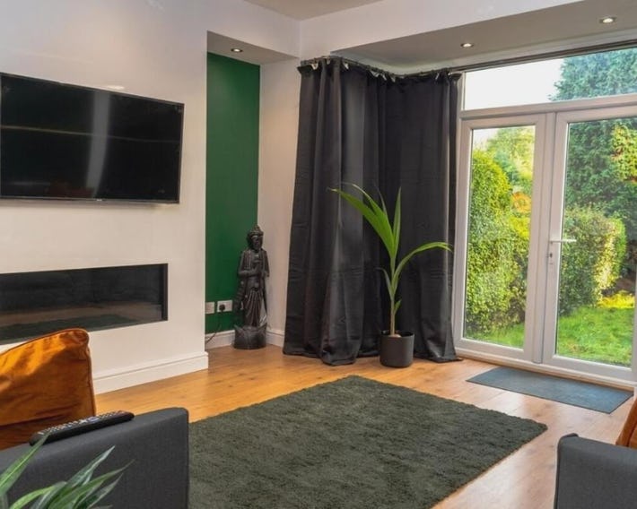 Comfortable 3BR Home, Steps from York Town Centre, Sleeps 6, Free Parking