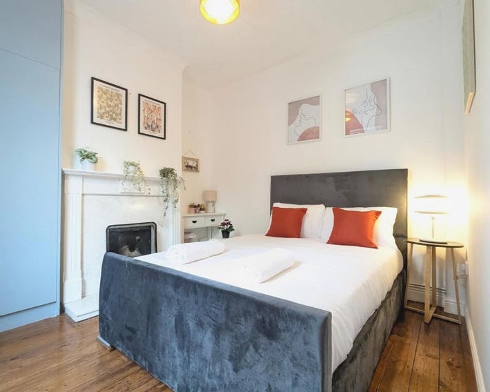 Modern Double Room w Private Bath & Free Parking