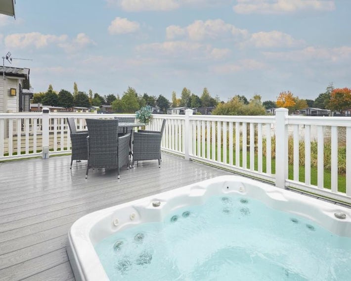Swan Lake Lodge with Hot Tub