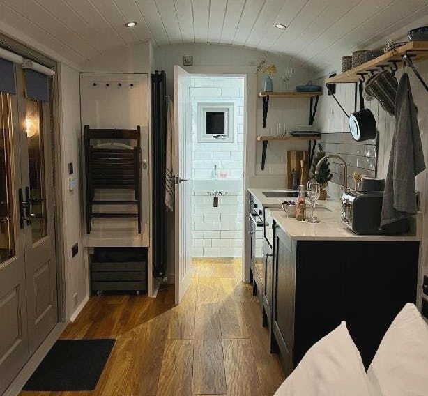 Luxury Shepherds Hut - The Sweet Pea by the lake