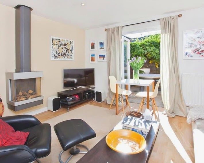 Walking distance to racecourse and city centre