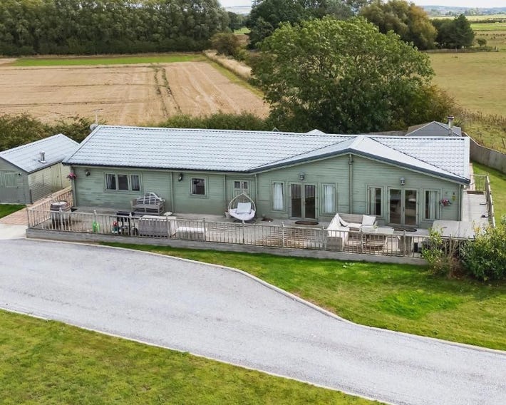 Sleeps6- Hot Tub- Pet Friendly- Log Burner