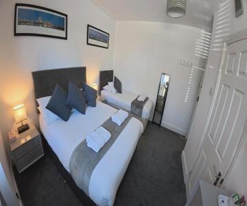Oakhurst Gatwick and holiday parking five pounds per day and transport between six am and midnight u