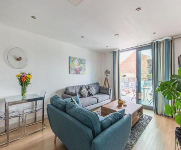 Beautiful 1 Bedroom Apartment with parking in Gloucester Docks
