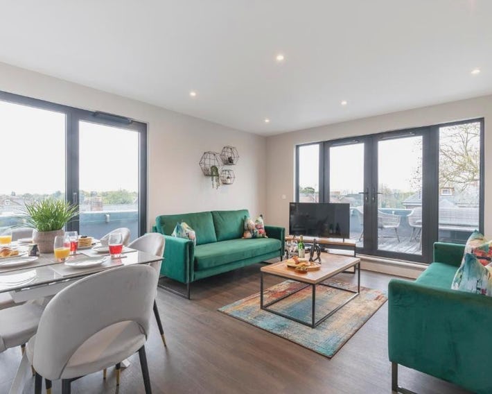 Elliot Oliver - Stunning Three Bedroom Penthouse With Large Terrace & Parking