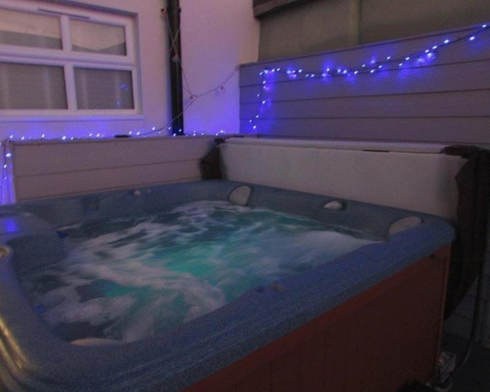 8 Guests Large cottage Hotub