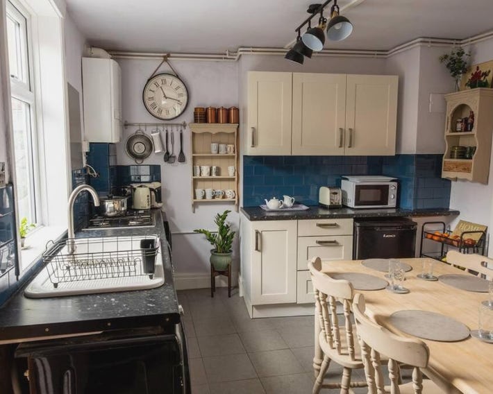 Spacious Charming Cottage near Lake and Sea