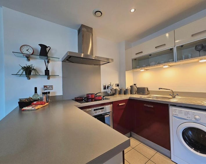Spacious Two Bedroom Apartment with 2 En-suite Bathrooms Parking included