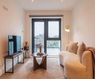 Modern City Centre Flat With Terrace, Parking & Long Stay Friendly