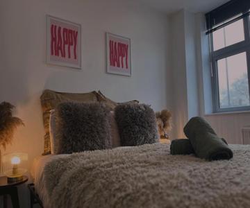 Stylish Groovy Central King Suite - Fast WiFi, Free Gym Access, Work Desk
