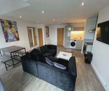 LT Duplex - 1 Bedroom Apartment - Free street parking