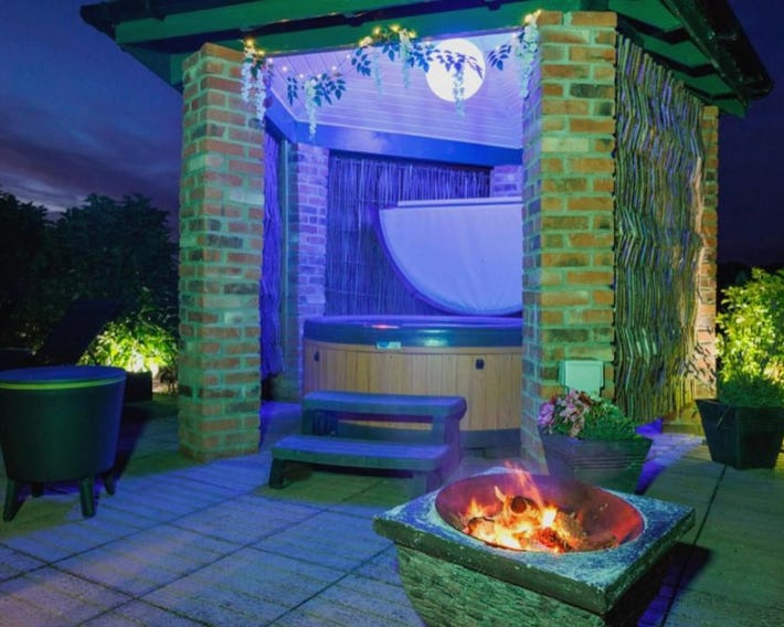 Lincoln Holiday Retreat Cottage with Private Hot Tub