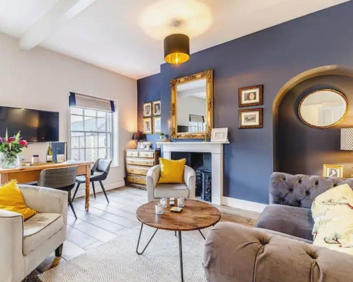 Central Bakewell Duplex Apartment For 4 & Parking