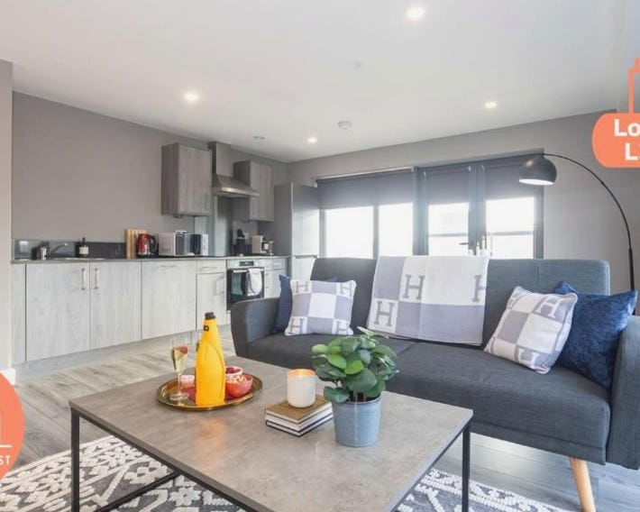 2 Bed Waterfront Flat Dock Views Liverpool