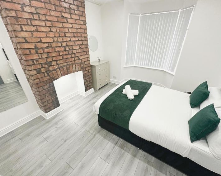 Central Location Liverpool, Modern Home, 4 BR, Sleeps 9, Free Parking