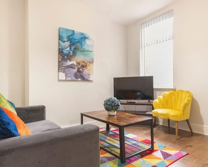 3-bedroom Home in Liverpool L15 with FREE Parking