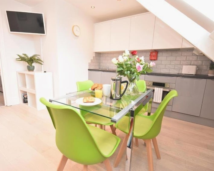 Apt 3, Opera House ensuite 4th Floor by Indigo Flats