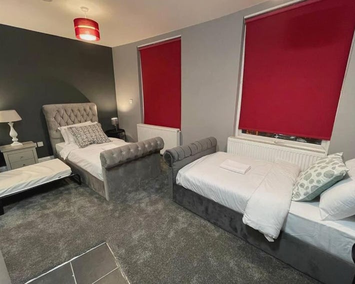 Spacious, Bright Twin Studio Apartment (can sleep up to 4)