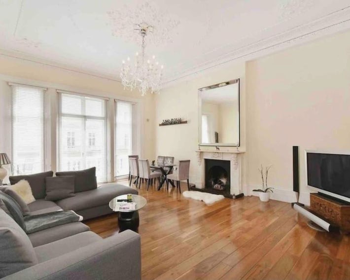 Stunning Grand 2 bed, 2 bath apartment, with aircon