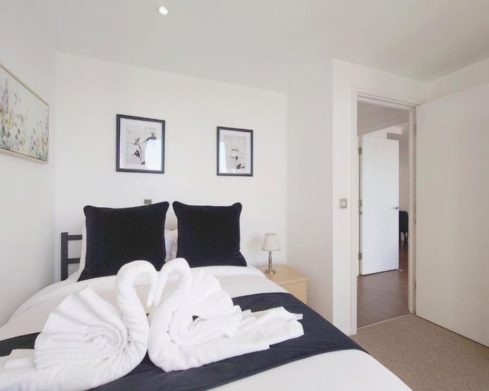 Fully Serviced Two Bed Apartment by ExCeL & O2