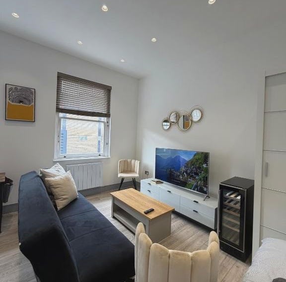Modern Studio Flat with Balcony in Heart of London