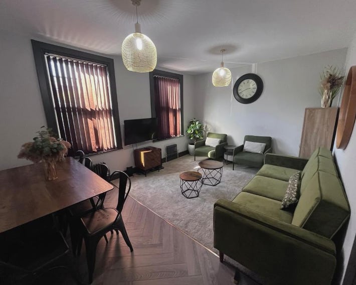 Fabulous 3 Bed Apartment - Near Excel - Sleeps 6 - 8