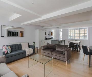 The Eyre Suite Two - Farringdon - by Frankie