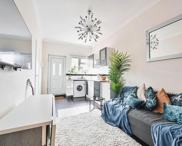 Steps from stadium with parking & fantastic transport Links!