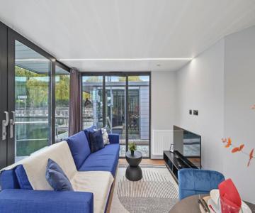 London Water Lodge Retreat - Sleeps 6