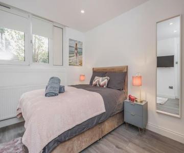 Lovely 2-Bedroom Condo With Balcony and Park View