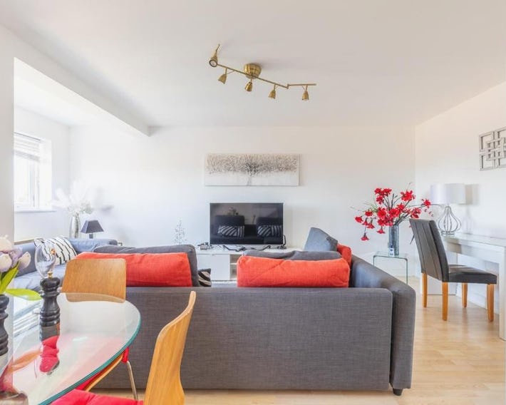Skyline Haven - Modern 2B, Parking, Wifi & 4kTV