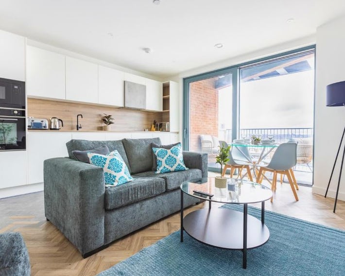 Modern 2BD Flat in Canary Wharf With City and River Views