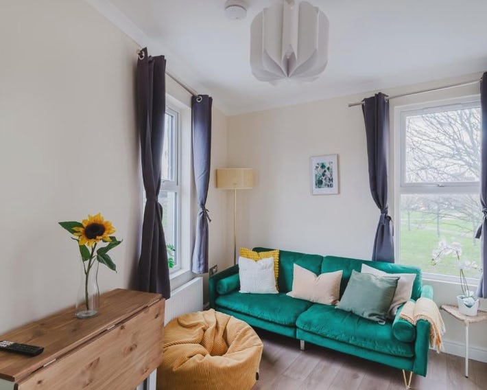 Modern Cosy Corner Flat 3 bed and loft sleep 7 people